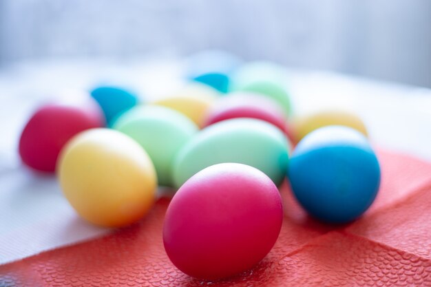 Uova multicolori dipinte per le vacanze di Pasqua.