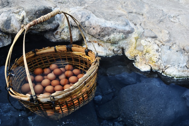 uova nel cesto di bambù in acqua calda a hot springs a Chae Son National Park in Thailandia