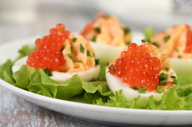 Uova ripiene con caviale di salmone