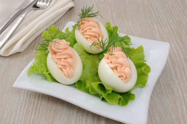 Uova ripiene di patè di salmone in foglie di lattuga