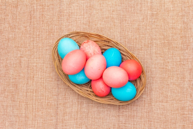 Uova rosa e blu nel nido per Pasqua