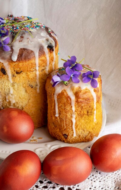 Uova rosse di Pasqua e pane sulla tavola Preparazione di una festa cristiana