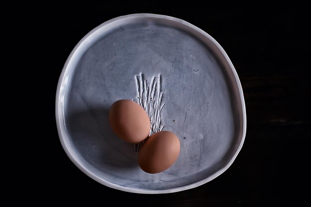 uova sode in un piatto per la colazione, sfondo astratto di cibo mattutino, stile di vita alimentare fatto in casa