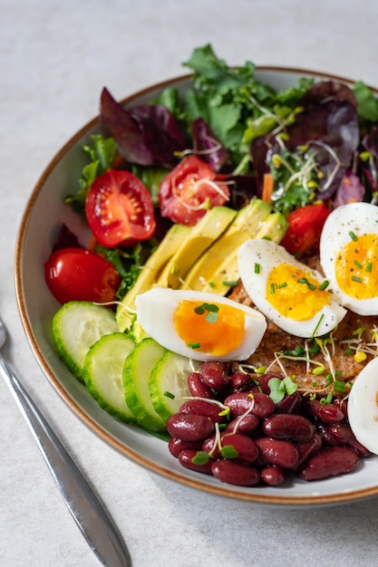 Uova sode medie con colazione salutare