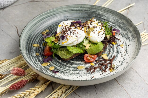 Uova sottaceto con pomodori di ciliegio avocado e insalata di arugula