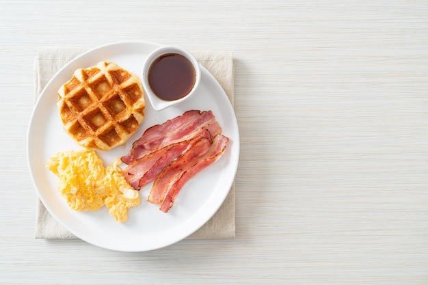 uova strapazzate con bacon e waffle a colazione