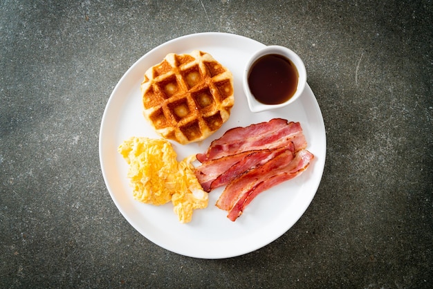 uova strapazzate con bacon e waffle a colazione