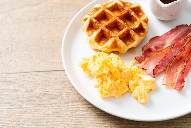 uova strapazzate con pancetta e waffle per colazione