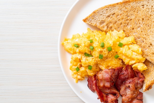 Uova strapazzate con pane tostato e pancetta per colazione