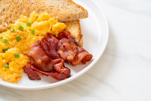 Uova strapazzate con pane tostato e pancetta per colazione