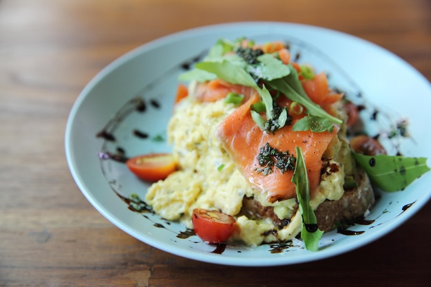 Uova strapazzate con salmone affumicato e avocado