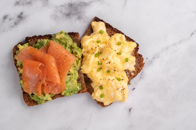 Uova strapazzate con salmone affumicato e pane tostato integrale