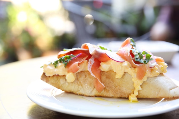 Uova strapazzate con salmone affumicato e pane tostato integrale