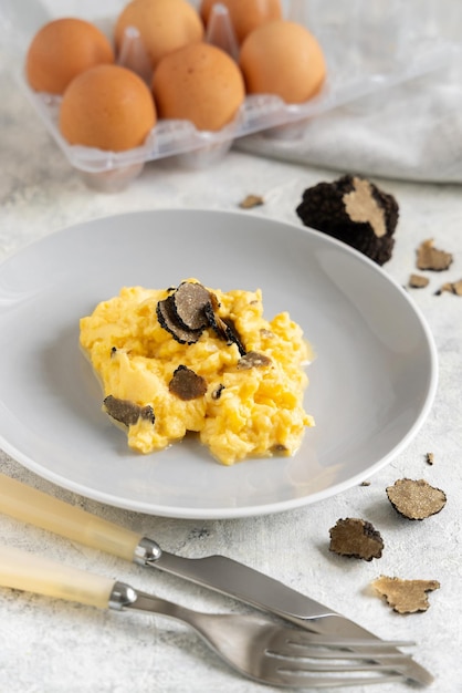 Uova strapazzate con tartufo nero fresco dall'Italia servite in un piatto primo piano colazione gourmet