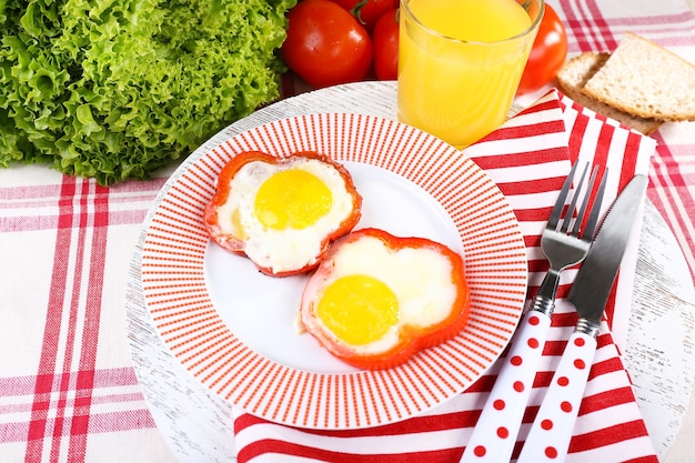 Uova strapazzate con verdure e succo servite su piatto su fondo in tessuto