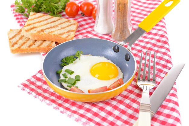 Uova strapazzate e pancetta sulla padella sul primo piano della tavola