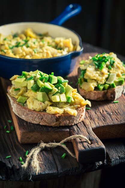 Uova strapazzate fatte in casa con avocado a colazione