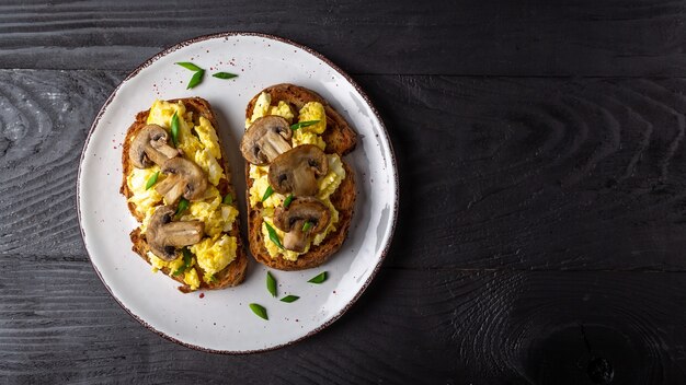 Uova strapazzate French toast con funghi.