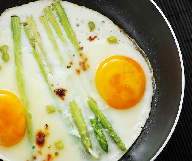 Uova strapazzate in padella con asparagi