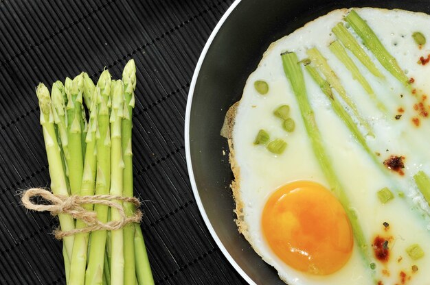 Uova strapazzate in padella con asparagi