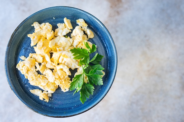 uova strapazzate uova strapazzate piatto fresco per la colazione