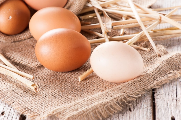 Uova su fondo di legno