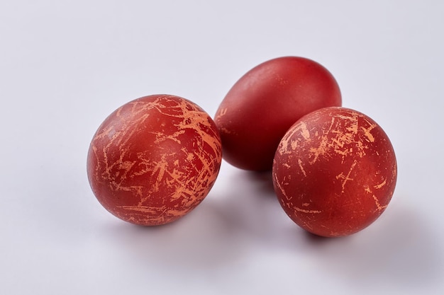 Uova su sfondo bianco Uova di Pasqua rosso scuro Simbolo delle vacanze primaverili