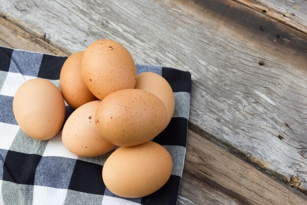 Uova sulla tovaglia sul tavolo di legno.