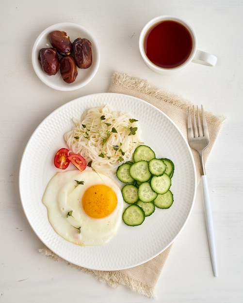 uovo al tegamino con pomodorini e cetrioli, dieta trattata con fodmap, senza glutine