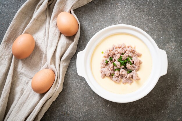 uovo al vapore con carne di maiale tritata