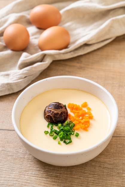 uovo al vapore con verdure, funghi e carote