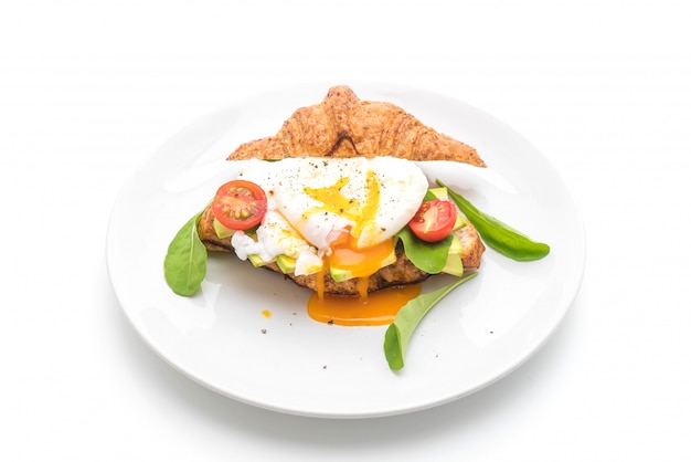 uovo alla benedict con avocado, pomodori e insalata - stile alimentare sano o vegano