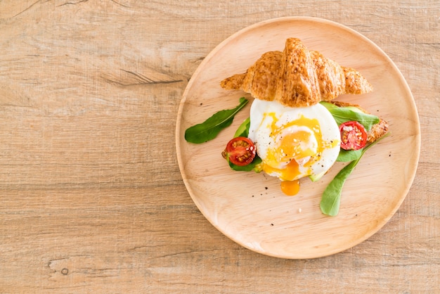 uovo alla benedict con avocado, pomodori e insalata