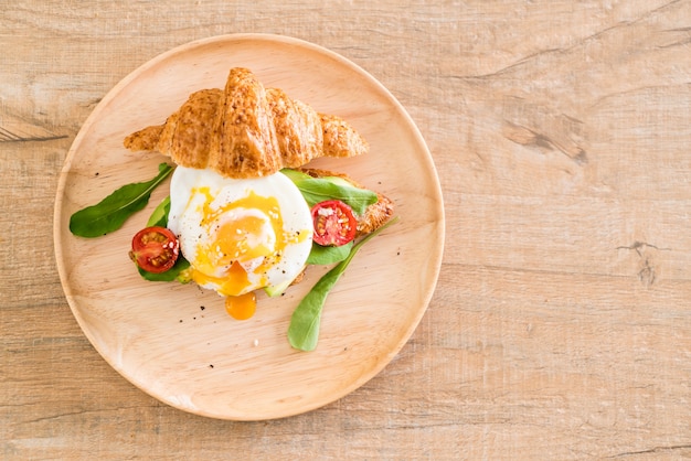 uovo alla benedict con avocado, pomodori e insalata