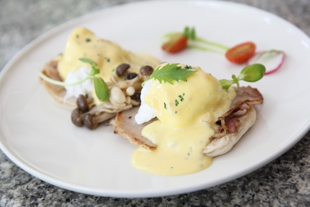 Uovo alla Benedict con pancetta e funghi di pane