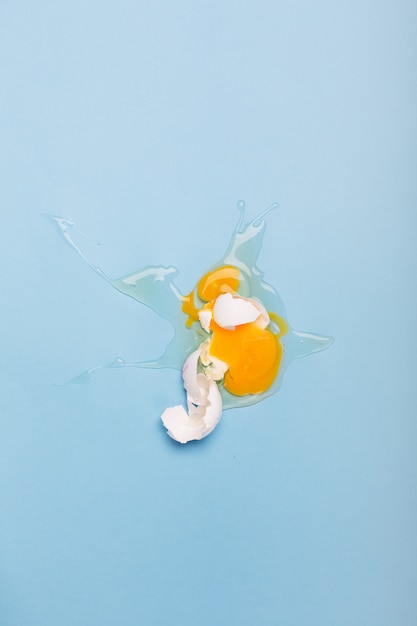 Uovo bianco rotto