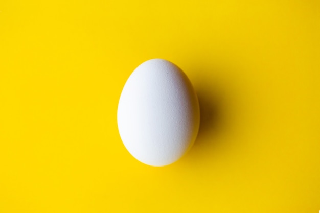 Uovo bianco su sfondo giallo.