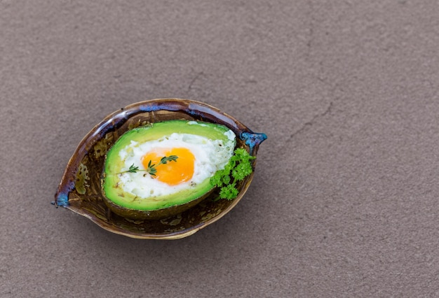 Uovo cotto all'interno di un avocado a metà