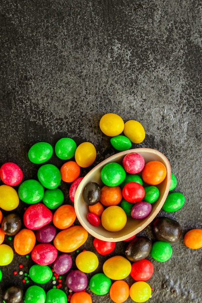 uovo di cioccolato e caramelle colorate