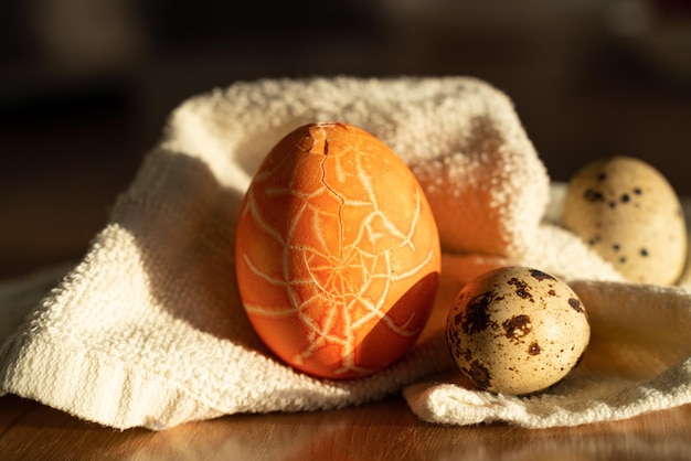 uovo di Pasqua arancione alla luce del sole