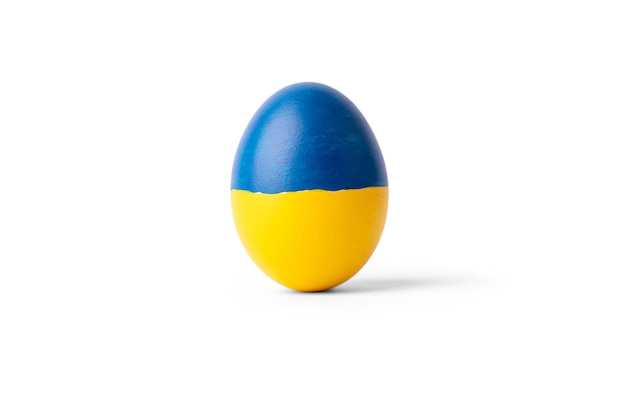 Uovo di Pasqua blu e giallo sui colori della bandiera dell'ucraina come concetto per la guerra in ucraina