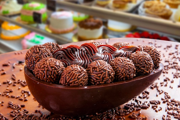 Uovo di Pasqua brasiliano ripieno di cioccolato granulato e panna gustato con un cucchiaio della tradizione pasquale brasiliana