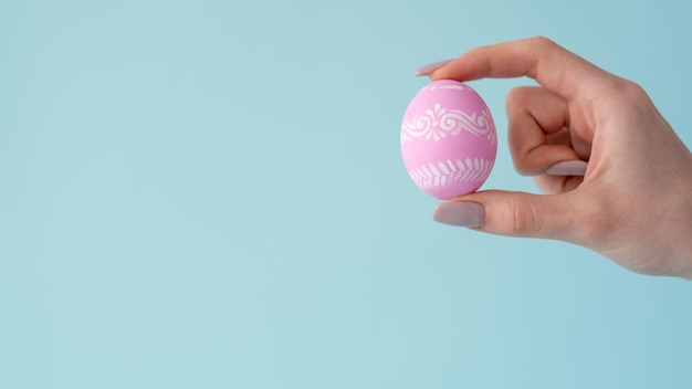 Uovo di Pasqua cibo fatto in casa decorazione mano rosa blu