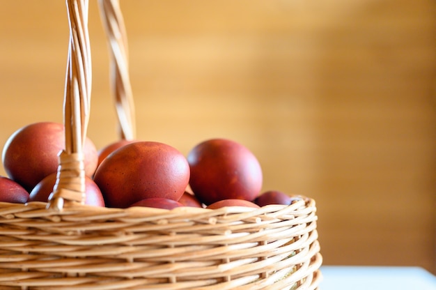 Uovo di Pasqua dipinto bucce di cipolla in un cesto di legno di vimini