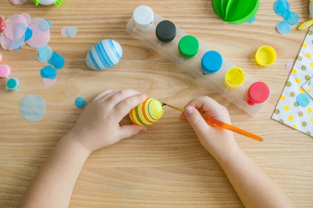 Uovo di Pasqua dipinto. Fai da te per le vacanze di Pasqua con i bambini. Artigianato per la primavera