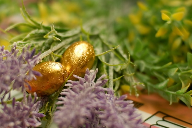 uovo di Pasqua dorato avvolto con lamina d&#39;oro