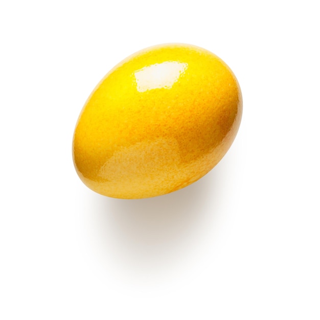 Uovo di Pasqua verniciato giallo isolato su priorità bassa bianca. Simbolo di vacanza. Oggetto con tracciato di ritaglio