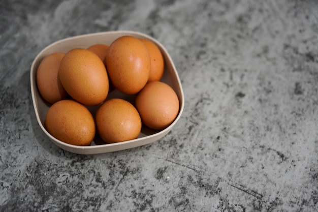 Uovo di pollo marrone sullo sfondo della ciotola