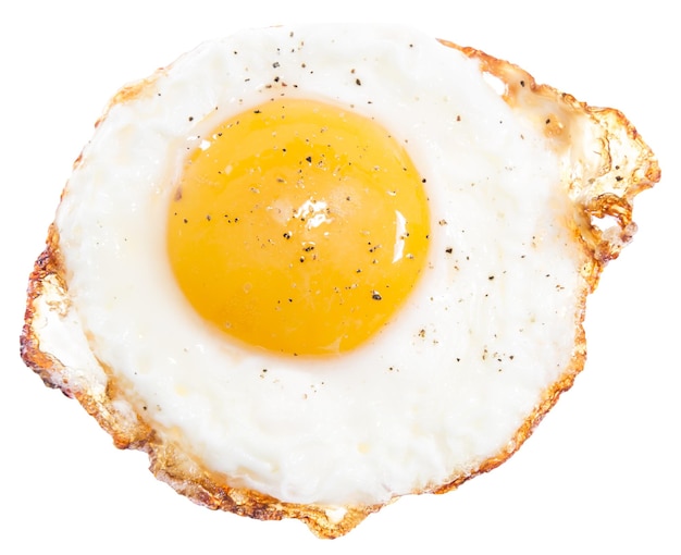 Uovo di riempimento lato soleggiato isolato su sfondo bianco semplice vista dall'alto dell'uovo