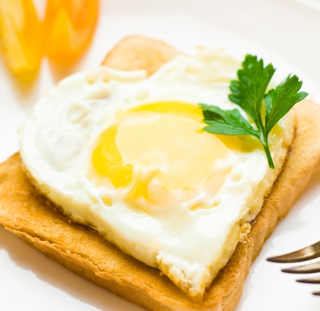 Uovo fritto a forma di cuore per colazione